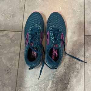 BRAND NEW BROOKS LEVITATE RUNNING SHOES